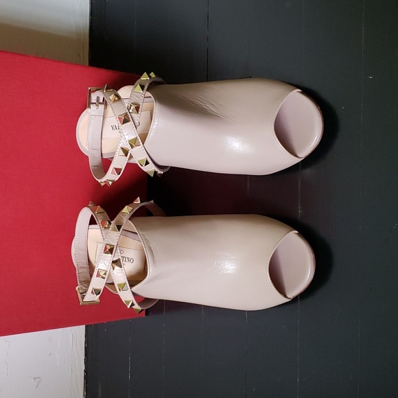 NIB Tan Valentino Rockstud stiletto sandals 38 - Picture 2 of 5